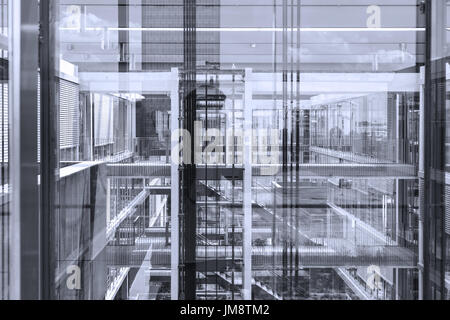 Finestra astratte riflessioni in ufficio moderno edificio. Foto Stock