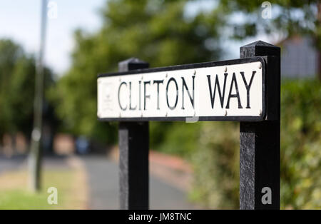 Modo di Clifton, il nome della strada segno di Woking, Surrey, Inghilterra. Angolo basso da vicino il raccolto Foto Stock