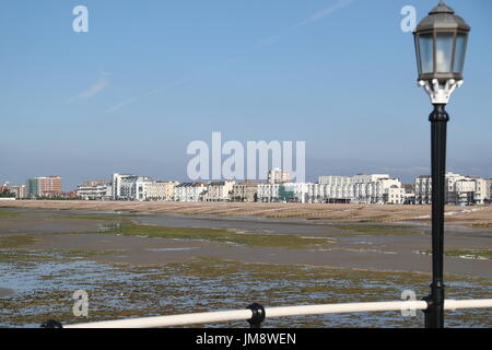 Vista dal molo di Worthing con una lampada in ghisa in primo piano, West Sussex, Regno Unito Foto Stock