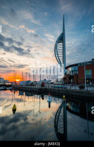 Tramonto a Spinnaker Tower in Gunwharf Foto Stock