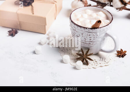 Cioccolata calda con marshmallows close-up. Foto Stock