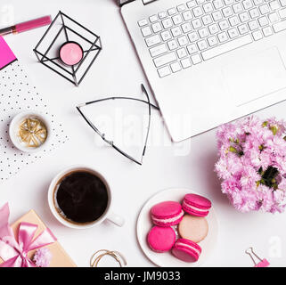 Donna di concetto Workplace. Caffè, laptop e diversi piccoli oggetti su bianco. Foto Stock