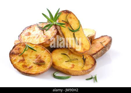 Cotta con la buccia di patate con rosmarino su sfondo bianco Foto Stock