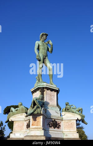Statua di bronzo, replica del David di Michelangelo. Piazza Michelangelo, Firenze Italia Foto Stock