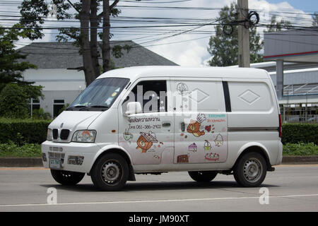 CHIANG MAI, Thailandia - 16 luglio 2017: Privato Mini Tongfong van. Foto sulla strada n. 1001 a circa 8 km dal centro cittadino di Chiangmai, Thailandia. Foto Stock