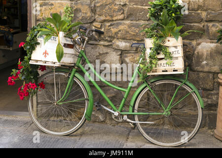 Noleggio di un negozio di fiori decorato su strada a Firenze, Italia Foto Stock