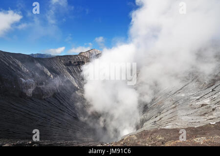 Il cratere del vulcano produca fumi a Monte Bromo Tengger Semeru National Park in Java Orientale, Indonesia. Foto Stock