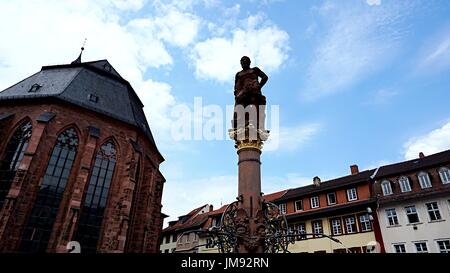 Edifici e statua monumento alla piazza del mercato nella città vecchia di Heidelberg, Germania Foto Stock