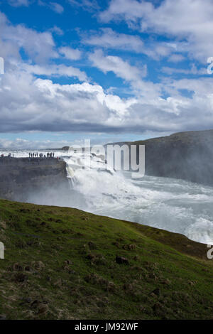 I turisti il floccaggio di Gullfoss cascata Islanda Foto Stock