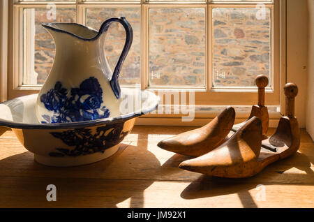 Ancora vita decor di vetro in una vacanza di pennini home uk mostra vecchia vaschetta di lavaggio ed una coppia di forme in legno Foto Stock