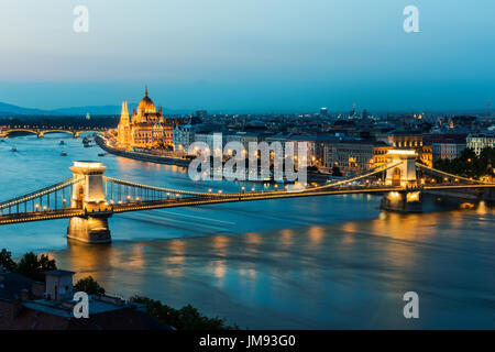 Panoramica vista notturna di budapest da collina Gellert. fiume Danubio, il ponte della catena, il palazzo del parlamento, Buda e Pest viste. budapest, Ungheria. Foto Stock