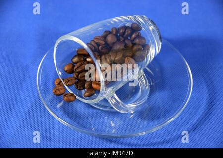 Espresso in un bicchiere di vetro con i chicchi di caffè Foto Stock