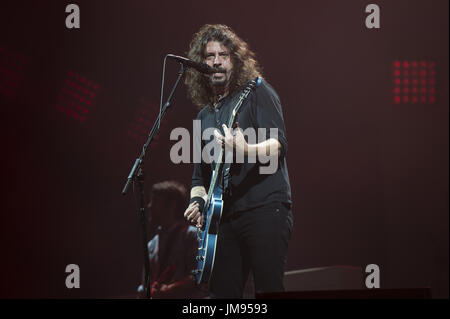 Dave Grohl come i Foo Fighters eseguire sulla fase della piramide del giorno 3 di festival di Glastonbury 2017 presso l'azienda agricola degna in Somerset. Dotato di: Dave Grohl Foo Fighters dove: Glastonbury, Somerset, Regno Unito quando: 23 giu 2017 Credit: WENN.com Foto Stock