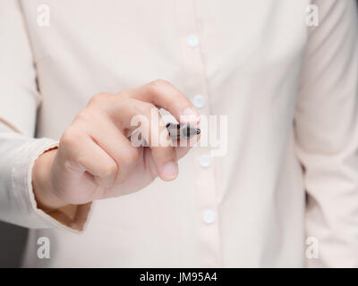 Donna di mano che tiene la penna Foto Stock