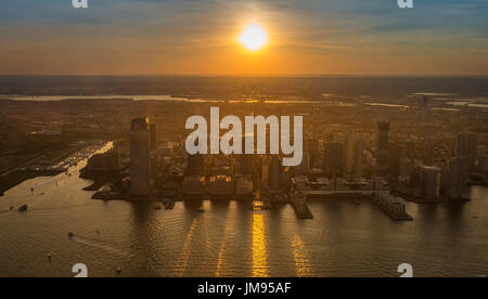 Tramonto su New Jersey e il fiume Hudson preso dal ponte di osservazione di One World Trade Center, la parte inferiore di Manhattan, New York, Stati Uniti d'America Foto Stock