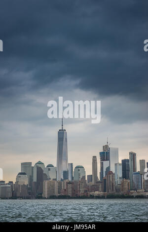 Fragoroso scure nuvole temporalesche sindone oltre la parte inferiore dello skyline di Manhattan e del fiume Hudson in New York New York, Stati Uniti d'America Foto Stock