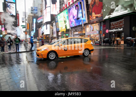 New york giallo taxi attraversando times square sotto la pioggia di New York City STATI UNITI D'AMERICA Foto Stock