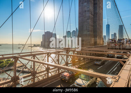 Viste di Lower Manhattan e New York dal ponte di Brooklyn durante l'estate, New York, Stati Uniti d'America Foto Stock