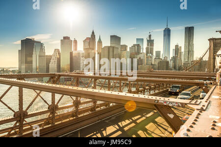 Viste di Lower Manhattan e New York dal ponte di Brooklyn durante l'estate, New York, Stati Uniti d'America Foto Stock