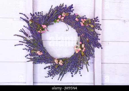 Corona di fiori di lavanda appeso alla parete di legno nel fienile Foto Stock