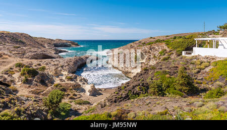 Kapros, piccola baia tra rocce e mare blu sull isola di Milos. Cicladi Grecia. Foto Stock