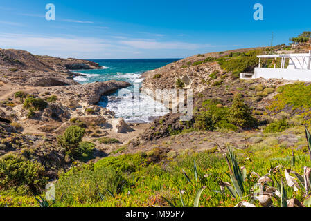 Kapros, piccola baia tra rocce e mare blu sull isola di Milos. Cicladi Grecia. Foto Stock