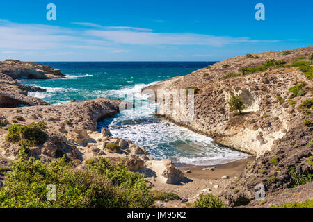 Kapros, piccola baia tra rocce e mare blu sull isola di Milos. Cicladi Grecia. Foto Stock