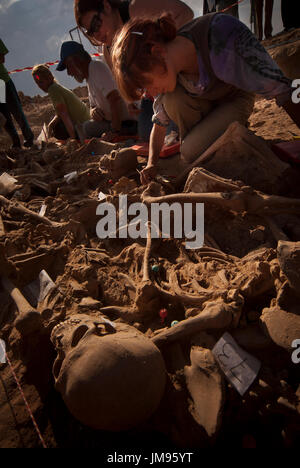 Gli antropologi, volontari e gli studenti lavorano sull'esumazione da resti di 23 abitanti di un villaggio eseguito da milizie franchisti durante la Guerra Civile Spagnola in La Andaya montagna, vicino al villaggio di Lerma, Burgos. Quattro tombe di massa sono stati trovati con corpi 87 comprendente i resti di sette sindaci diversi consiglieri e anche una provinciale membro del Parlamento. Foto Stock