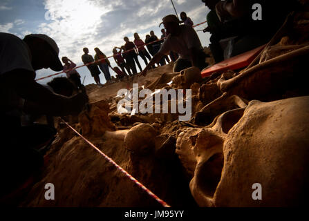 Gli antropologi, volontari e gli studenti lavorano sull'esumazione da resti di 23 abitanti di un villaggio eseguito da milizie franchisti durante la Guerra Civile Spagnola in La Andaya montagna, vicino al villaggio di Lerma, Burgos. Quattro tombe di massa sono stati trovati con corpi 87 comprendente i resti di sette sindaci diversi consiglieri e anche una provinciale membro del Parlamento. Foto Stock
