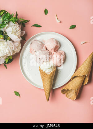 Rosa fragola e cocco gelato, coni e peonie bianco Foto Stock