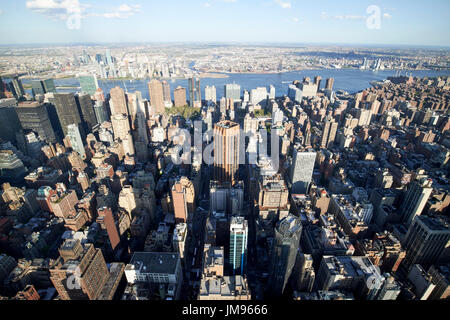 Veduta aerea di Murray Hill e kips bay verso Queens New York City USA vista dall' Empire State building Foto Stock