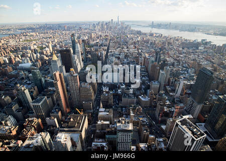Vista aerea del centro cittadino e la parte inferiore di Manhattan dall' Empire State Building di New York City STATI UNITI D'AMERICA Foto Stock