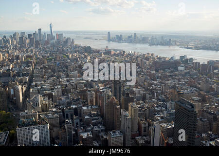 Vista aerea del centro cittadino e la parte inferiore di Manhattan e new jersey dall' Empire State Building di New York City STATI UNITI D'AMERICA Foto Stock