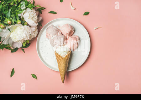 Fragola e cocco gelato, coni, bianco le peonie, spazio di copia Foto Stock