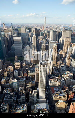 Vista aerea del nord di midtown Manhattan centrale visto dall'osservatorio dell'Empire State Building di New York City STATI UNITI D'AMERICA Foto Stock