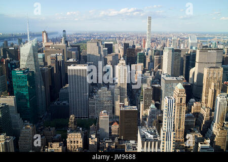 Vista aerea del nord di midtown Manhattan centrale visto dall'osservatorio dell'Empire State Building di New York City STATI UNITI D'AMERICA Foto Stock