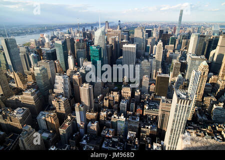 Vista aerea del nord di midtown Manhattan centrale visto dall'osservatorio dell'Empire State Building di New York City STATI UNITI D'AMERICA Foto Stock