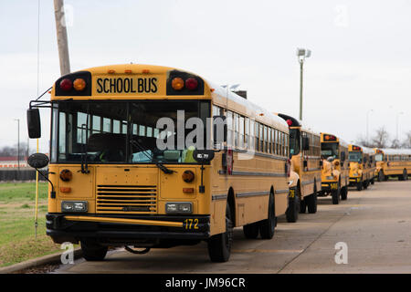 Bossier City, La., U.S.A. - Gen. 16, 2017: una linea di scuolabus sono parcheggiati in una scuola cantiere. Foto Stock