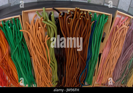 Caramelle colorate caramelle colorate strisce colorate di stringa selezione di dolci o caramelle colorate di stallo di mercato scelta dei bambini scegliere e combinare stile stranieri Foto Stock