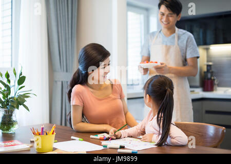 Felice giovane famiglia cinese Foto Stock