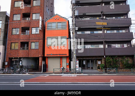 Tokyo, Giappone - 31 dic 2015. Molti edifici situati a Shinawa del Distretto di Tokyo in Giappone. Foto Stock