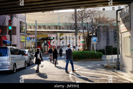 Tokyo, Giappone - 31 dic 2015. La gente camminare sulla strada al quartiere Shibuya di Tokyo, Giappone. Foto Stock