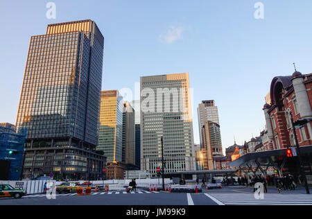 Tokyo, Giappone - 31 dic 2015. Molti edifici di uffici situato nel quartiere degli affari di Tokyo, Giappone. Foto Stock
