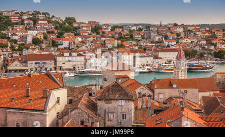 Angolo di alta vista di Trogir, Croazia, Dalmazia, Mare Adriatico, un sito patrimonio mondiale dell'UNESCO. Foto Stock