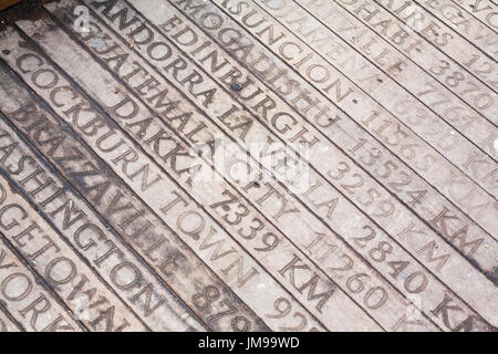 Ponte di legno con incise le distanze geografiche dei capitali del mondo da Istanbul Turchia a Cockburn Town Foto Stock