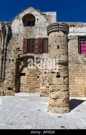 I resti di 'Panagia tou Bourgou" ("Madonna dei burgh') chiesa nella città medievale di Rodi, Grecia Foto Stock