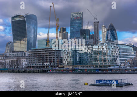 Gru a torre dominano lo skyline come sviluppo nel cuore della città di Londra si muove su a un ritmo. Foto Stock