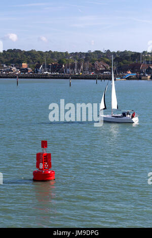 Il Battito di Hythe port boa segnaletica marcatura di corsia di spedizione in Southampton attraverso Southampton acqua Foto Stock