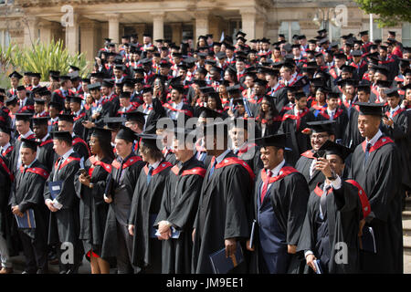 Aston University gli studenti giorno di graduazione in Birmingham. Inghilterra, Regno Unito Foto Stock