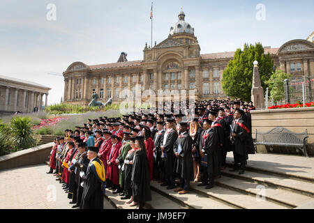 Aston University gli studenti giorno di graduazione in Birmingham. Inghilterra, Regno Unito Foto Stock